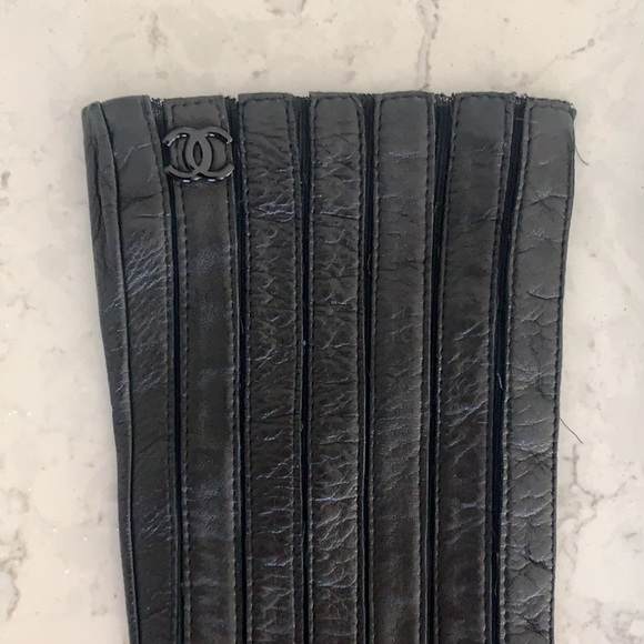 Chanel Black Leather Gloves, Reposhing but never had a chance to use - Picture 3 of 3